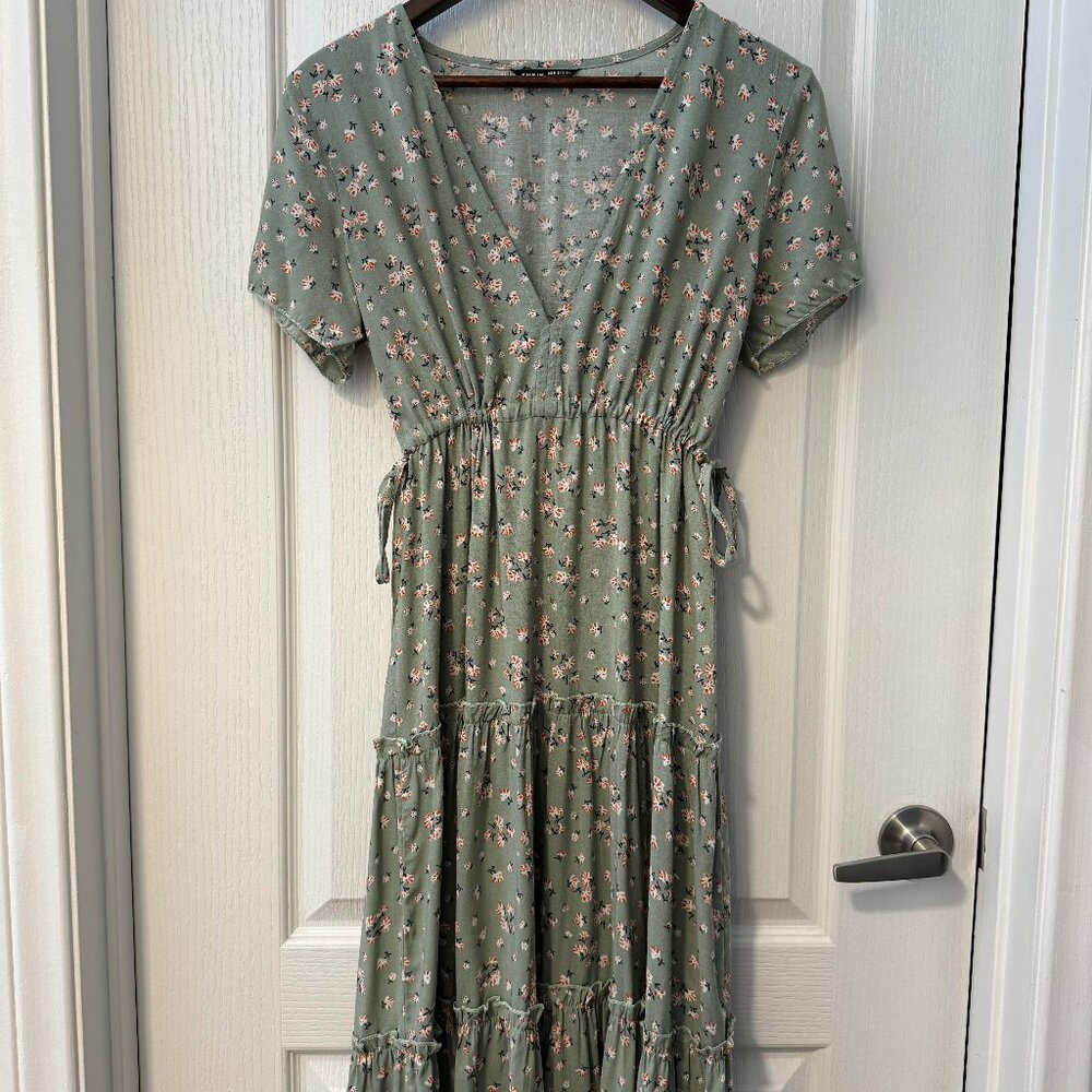 Women's Never Worn Green Floral Maxi Dress, Size Medium